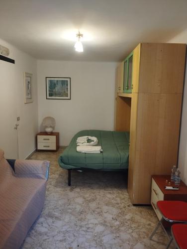 a bedroom with a green bed in a room at Al Castello 2 in Bari