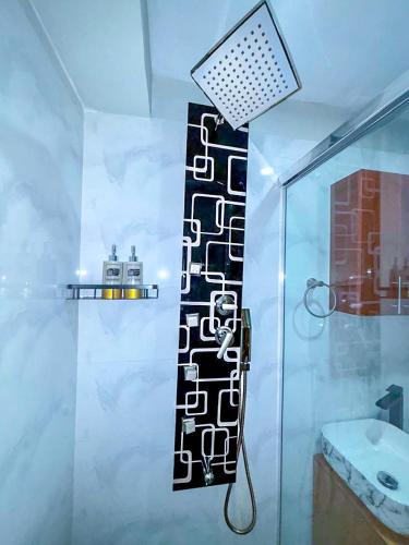 a bathroom with a glass shower with a sink at Rumi Wasi Inn Ollantaytambo in Ollantaytambo