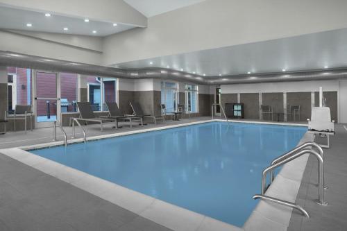 a large swimming pool in a hotel room at Residence Inn by Marriott Newark, DE in Newark