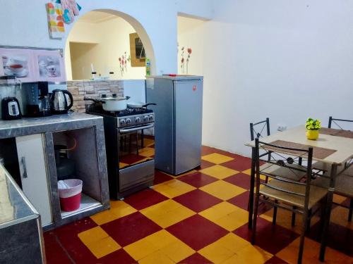 una cucina con fornelli e tavolo di Salerno a Chiclayo