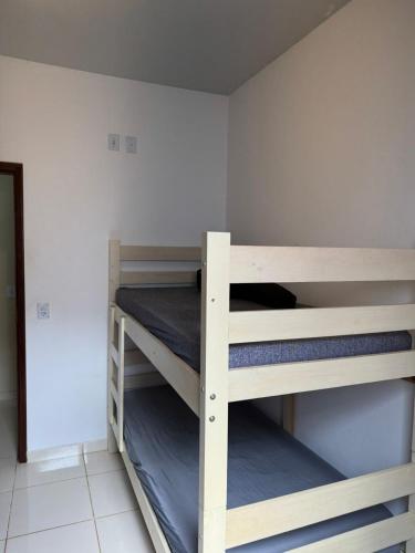 a bedroom with two bunk beds in a room at Casinha da Canastra in Delfinópolis