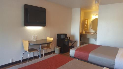 Ένα ή περισσότερα κρεβάτια σε δωμάτιο στο Motel 6-Columbus, OH - OSU