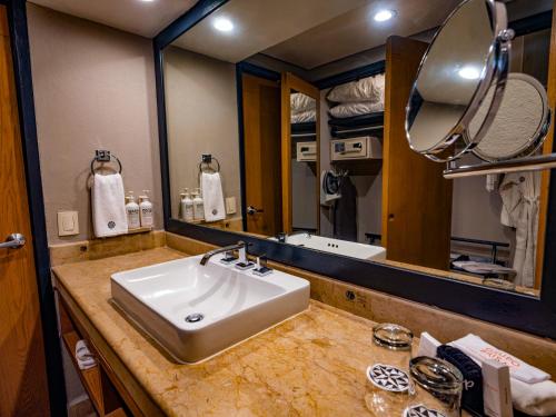 a bathroom with a sink and a large mirror at Galería Plaza Veracruz in Veracruz