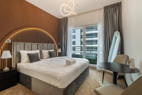 Luxury 3BR & Floating Bed in Marina with Pool -Man 2606