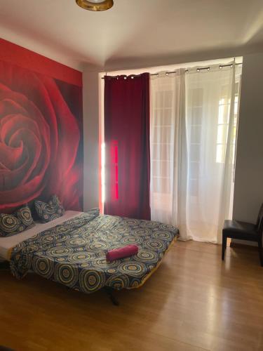 una camera da letto con un letto e una parete rossa di Sophia a Beausoleil