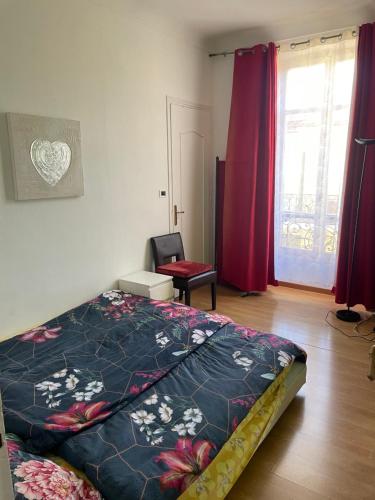 una camera da letto con un letto e una sedia di Sophia a Beausoleil