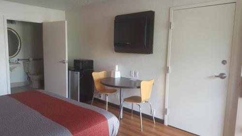 Ένα ή περισσότερα κρεβάτια σε δωμάτιο στο Motel 6-Columbus, OH - OSU