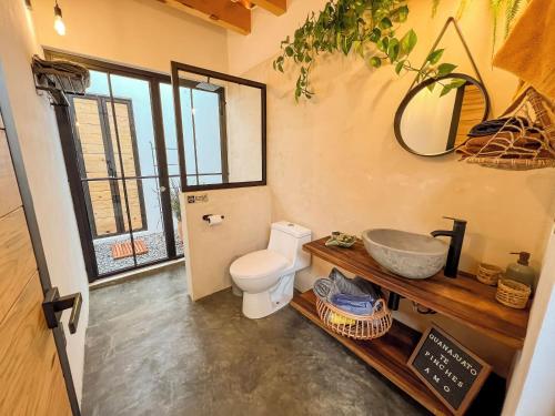 a bathroom with a toilet and a sink at Glamping con Jacuzzi en Guanajuato in Santa Rosa de Lima