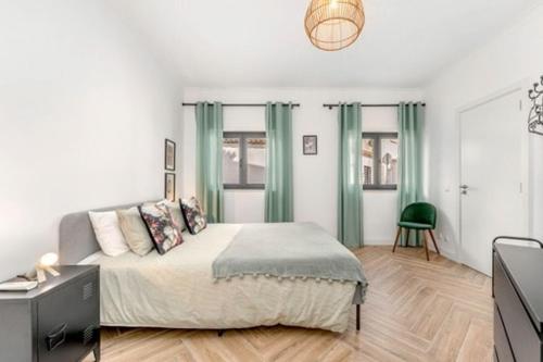 Charming 3 level house in Lagos center great balcony views and near beach