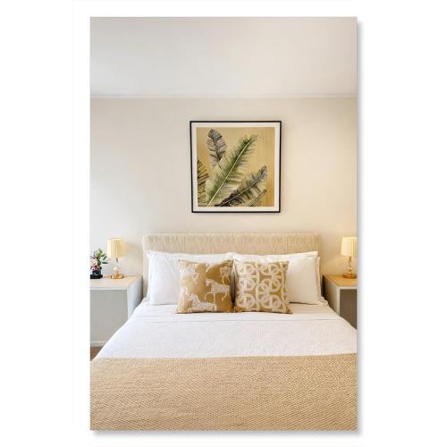 a bedroom with a bed with white sheets and pillows at Modern 3BR Villa in Epsom - near Newmarket WestfieldMall,CBD&One Tree Hill in Auckland