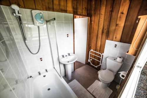 Ένα μπάνιο στο Timber Hill Self Catering Cedar Lodges