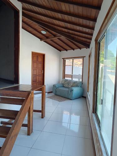 a living room with a table and a couch at WSL Saqua, Suite com ar, piscina, lounge, salão festas, churrasqueira, jogos, jardim, estacionamento 800m2 in Saquarema
