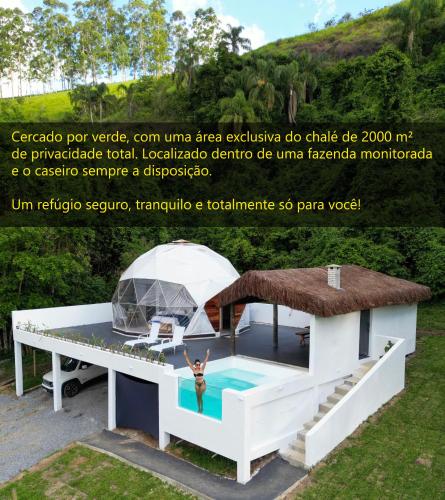 a small house with a pool and a gazebo at Cupulesantorini in Santa Isabel