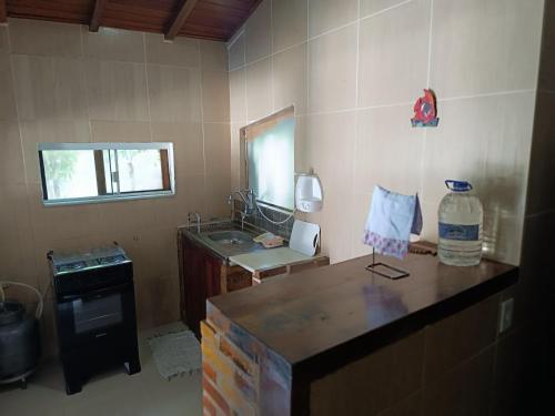 a kitchen with a sink and a counter with a sink at WSL Saqua, Suite com ar, piscina, lounge, salão festas, churrasqueira, jogos, jardim, estacionamento 800m2 in Saquarema