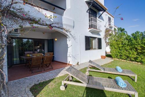 Relaxing 2BD Apt 500m Beach w AC WiFi Pool