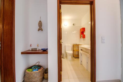 Relaxing 2BD Apt 500m Beach w AC WiFi Pool