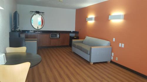 Χώρος καθιστικού στο Motel 6-Columbus, OH - OSU