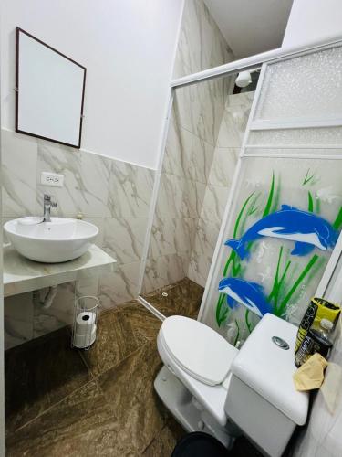 コヒミエスにあるCojimies Suiteのトイレと洗面台と水槽のある浴室