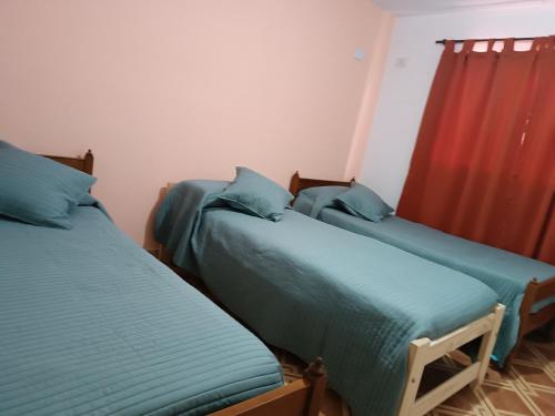 two beds sitting next to each other in a bedroom at Los Colibríes del Valle in Valle Hermoso