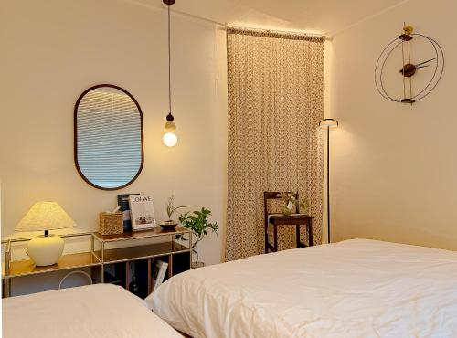 a bedroom with a bed and a desk and a mirror at Sinnonhyeon Station 5minutes, Gangnam Plastic Surgery, Severance Hospital, COEX, airport bus 5minutes, Hongdae 30minutes, Itaewon 15minutes, 명동 30minutes in Seoul