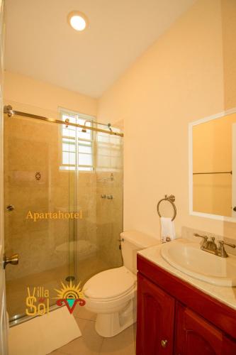 a bathroom with a toilet and a sink and a shower at Villa Del Sol in Ixmiquilpan