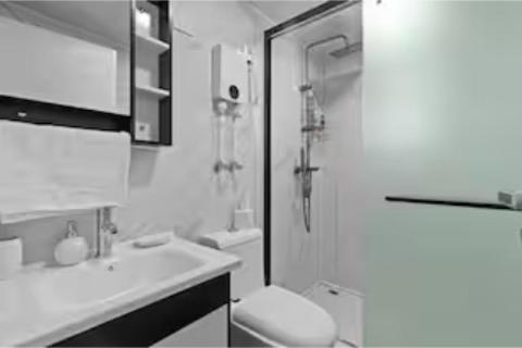 a bathroom with a toilet and a sink and a shower at Monkey Houses in Matapalo