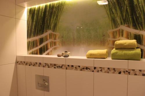 ナウェンチュフにあるDomek Na Prowincjiのバスルーム(大きな窓のある棚にタオル2枚付)