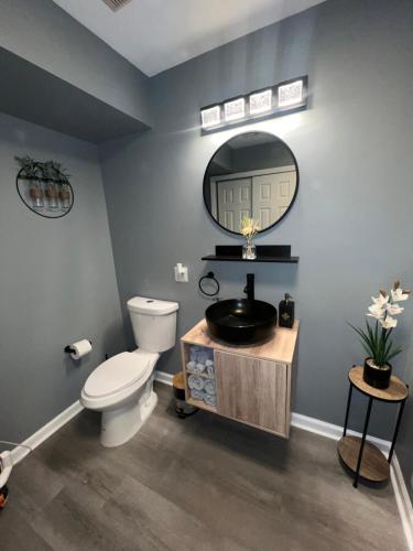 a bathroom with a toilet and a mirror at Comfortstayrus in Orange