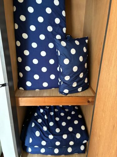 three pillows on a shelf in a closet at アルピエe207号室 軽自動車のみ敷地内無料駐車場Wi-Fi付き in Kumamoto