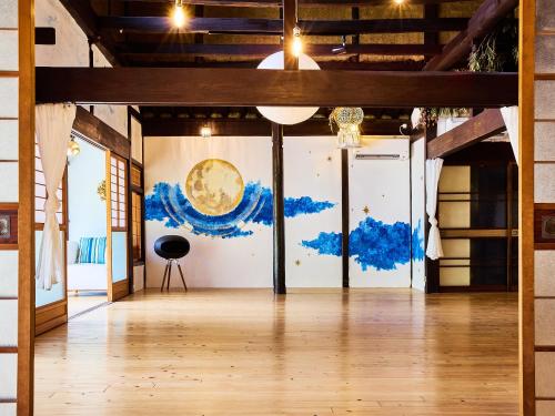 une pièce avec une fresque murale dans l'établissement villa Like hiroshima 愛犬と泊まれる一棟貸し, à Mihara