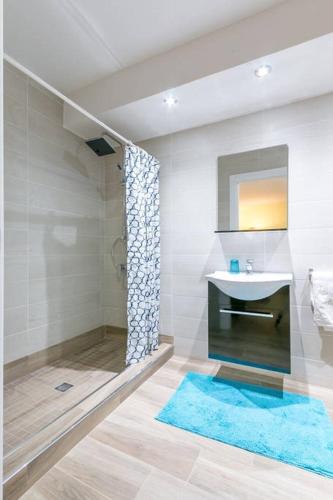 a bathroom with a sink and a mirror at Alba Salentina in Veglie