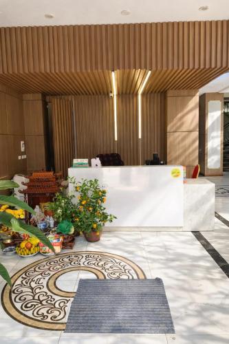 a lobby with a reception desk and some plants at Hoa Hồng Hotel Sơn La in Sơn La