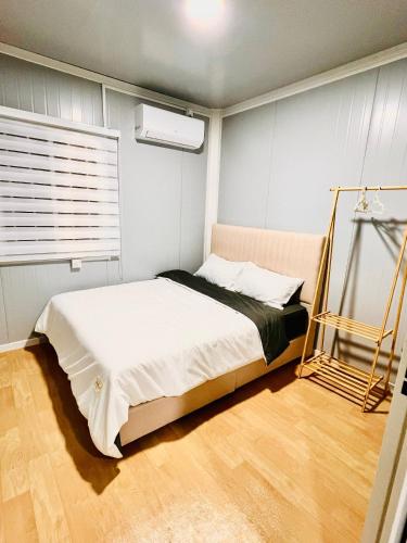 a bedroom with a bed in a room at Rossaliya Cottage in Taiping