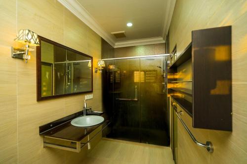 a bathroom with a sink and a shower at Spacious 4BR Corner with Pool Table in Ipoh
