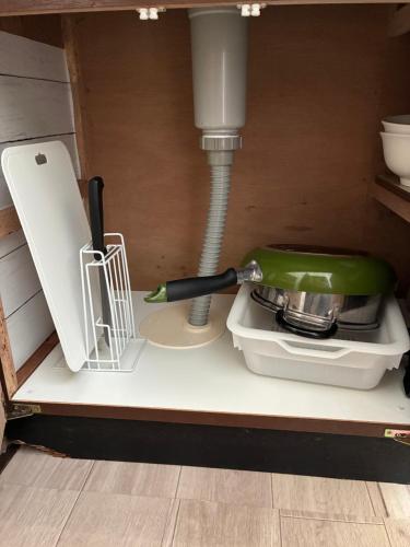 a green mixer sitting on a shelf in a kitchen at アルピエh 108号室WiFi使えます in Hanabatachō