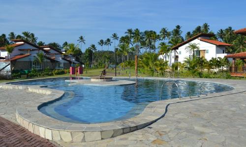 einen Pool in einem Resort mit Spielplatz in der Unterkunft Flat Praia dos Carneiros in Praia dos Carneiros