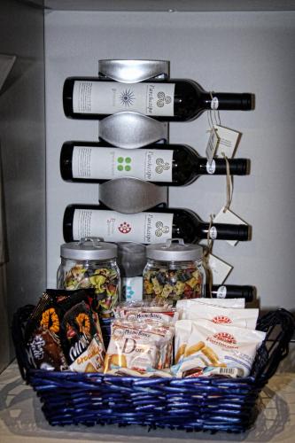 un cesto pieno di cibo e un mucchio di bottiglie di vino di B&B ViaBrin 32 ad Altamura
