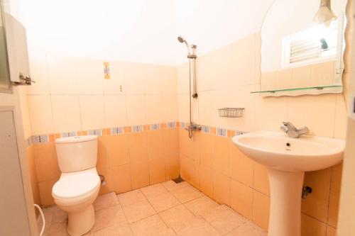 a bathroom with a toilet and a sink at Hill Paradise Nuwaraeliya in Nuwara Eliya