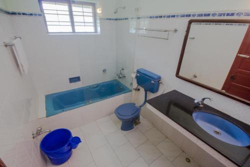 Koupelna v ubytování Lake County Heritage Home