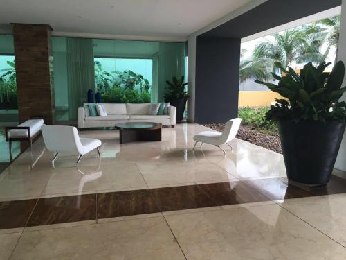 a living room with a couch and chairs and a table at Apartamento Morros Epic Cartagena in Cartagena de Indias