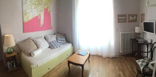 a living room with a couch and a table at Altrocanto in Farindola