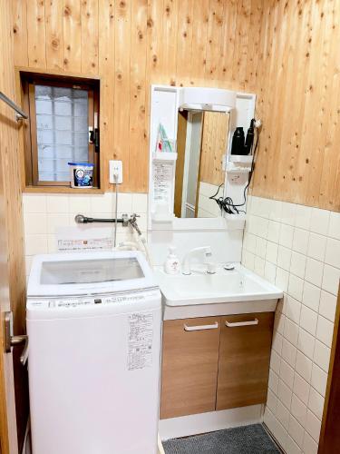 a small bathroom with a sink and a mirror at はつはな in Osaka