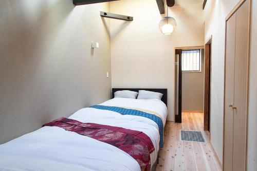 two beds sitting next to each other in a room at 瓦町家kawaramachiya in Takamatsu