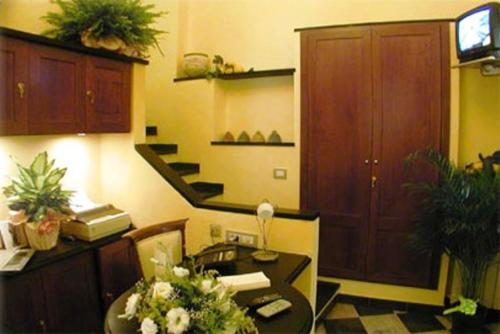a room with a desk and a room with plants at Camere D'Autore La Poesia in Monterosso al Mare