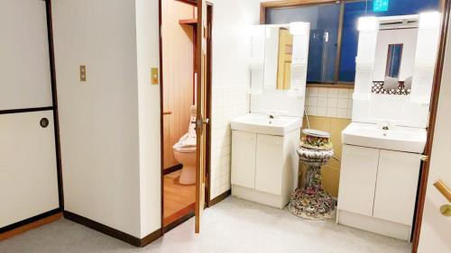a bathroom with two sinks and a toilet at 富士見旅館101 in Fujiyoshida