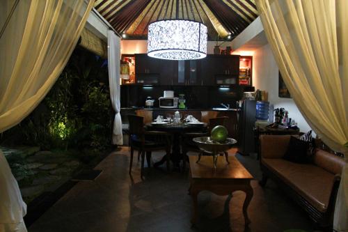 מסעדה או מקום אחר לאכול בו ב-Pondok Penestanan Villa Ubud