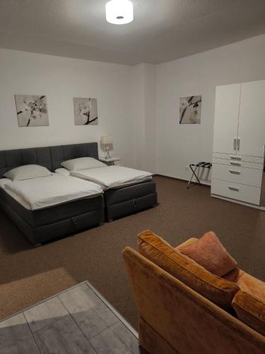 Llit o llits en una habitació de Hotel Meyer
