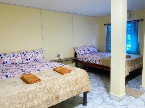 a room with two beds and two pillows at Para Hostel Kohrong in Kaôh Rŭng (3)