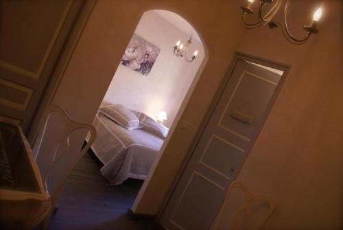 a small bedroom with a bed and a mirror at Le Crillon in Murs