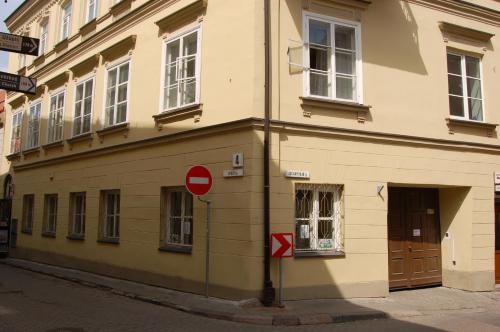 un edificio en una calle con una señal de no entrar en Mieszkanie Old Town Apartment, en Vilna